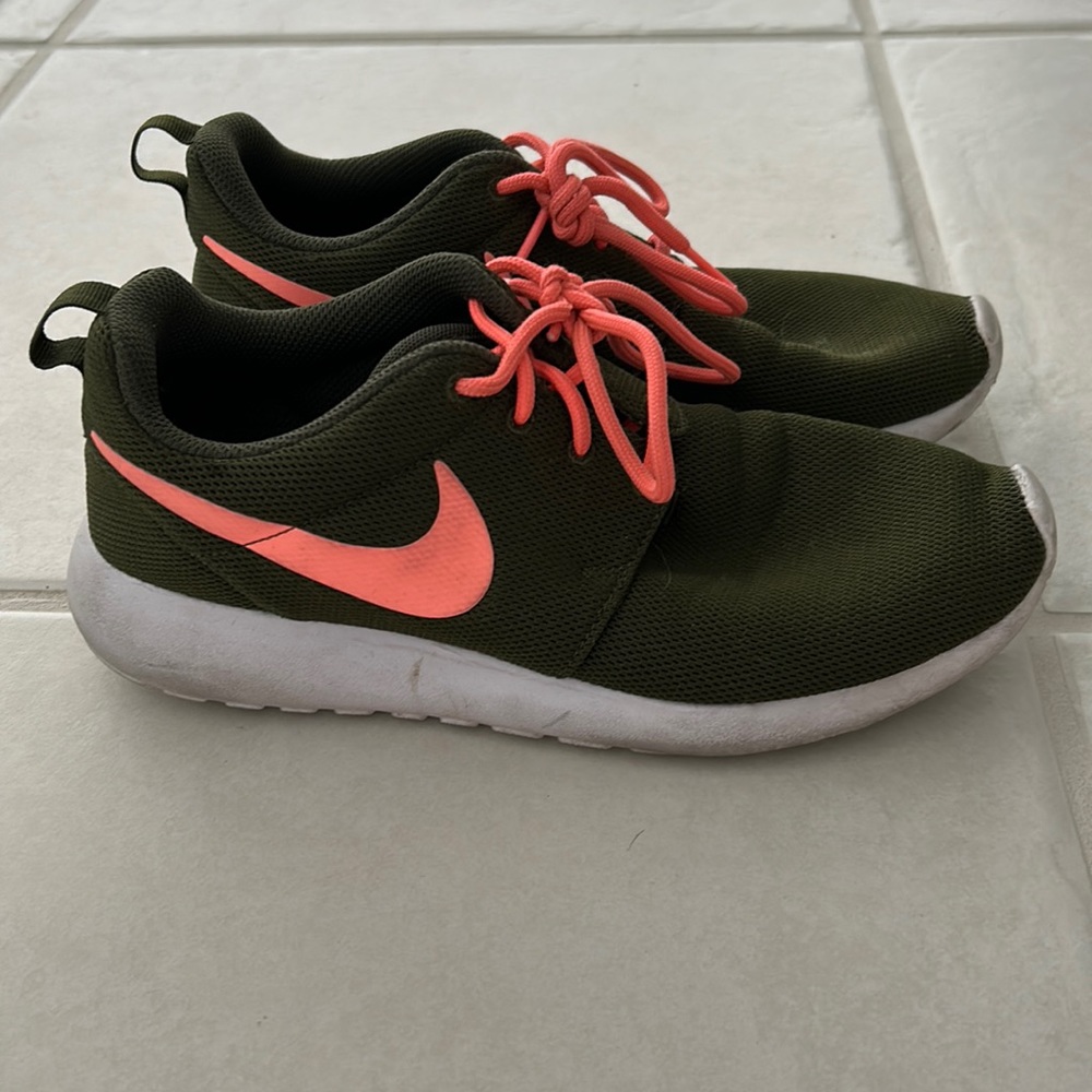Nike ladies sneakers. Olive green/pink. Size 8